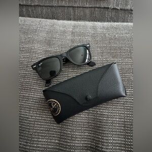 Ray-Ban Wayfarer Sunglasses in Black